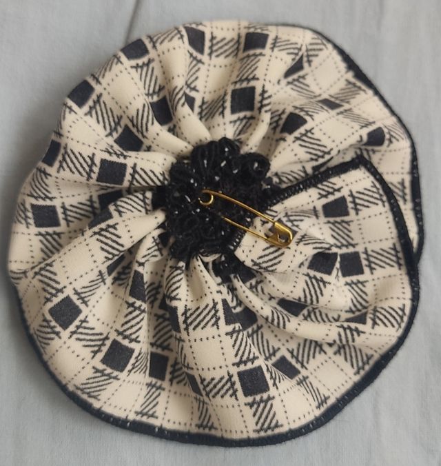 Broche flor blanco y negro