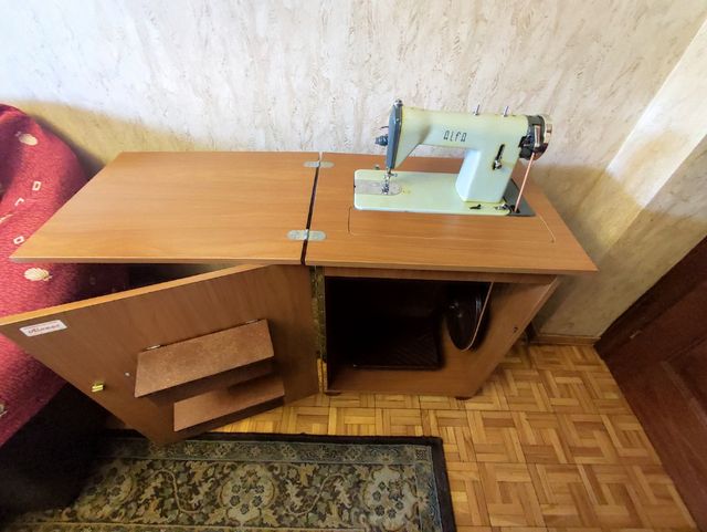 Máquina coser Alfa + mueble