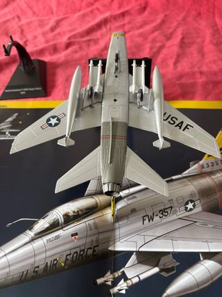 F-100 Super Sabre + Libro