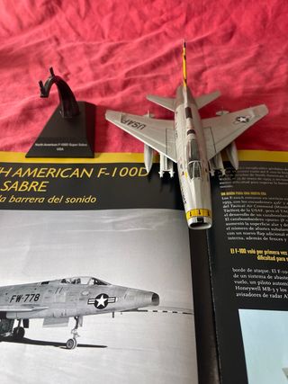 F-100 Super Sabre + Libro
