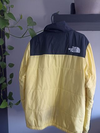 Chaqueta The North Face amarilla y negra