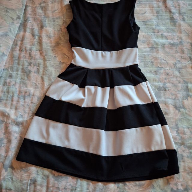 Abito Zuiki a righe orizzontali bianche e nere