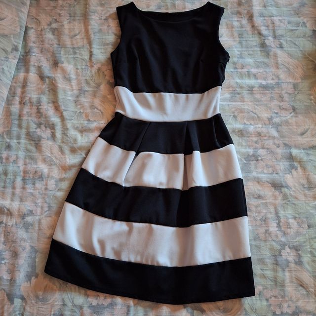 Abito Zuiki a righe orizzontali bianche e nere