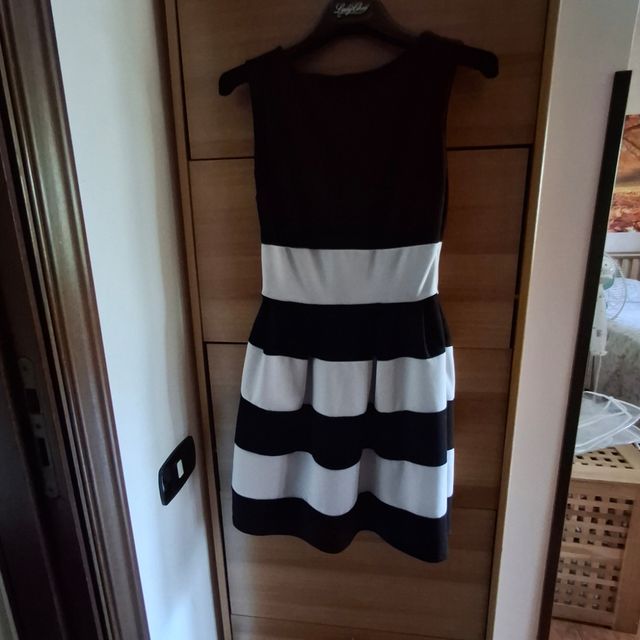 Abito Zuiki a righe orizzontali bianche e nere