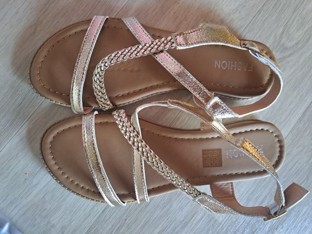 Sandalias doradas mujer