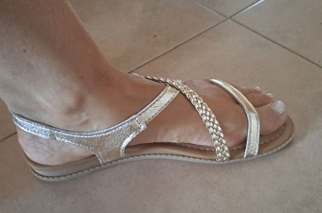Sandalias doradas mujer