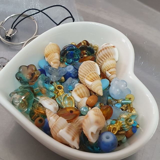 Abalorios playa: azules y dorado. Conchas marinas