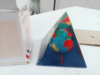 Piramide Mappamondo gadget Tora-Dol sigg medici