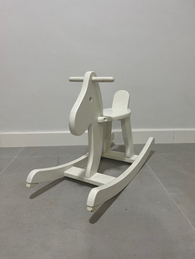 Caballo balancín blanco infantil