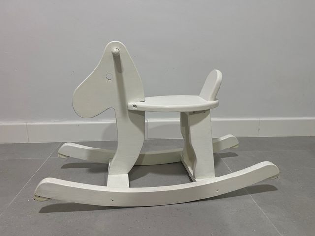 Caballo balancín blanco infantil