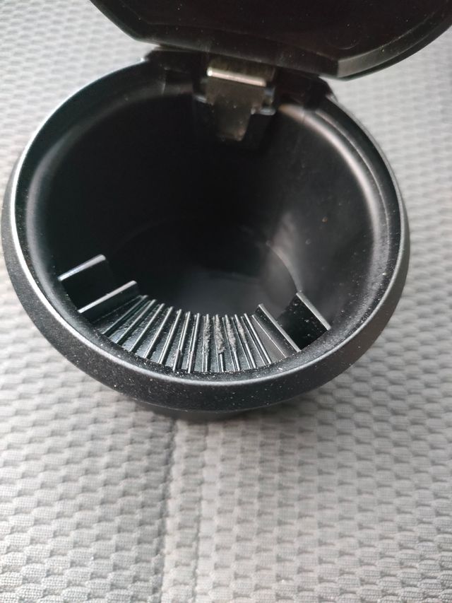 Cenicero Mercedes Benz - carro