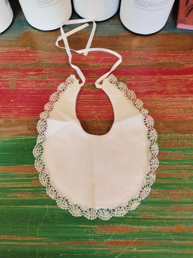 Babero Ananda - Bordado a mano