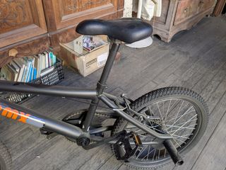 Bicicleta BMX negra y naranja