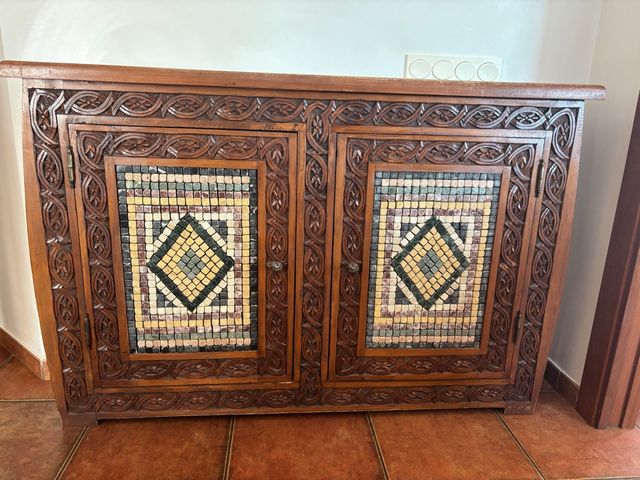 Mueble artesanal madera tallada mosaico