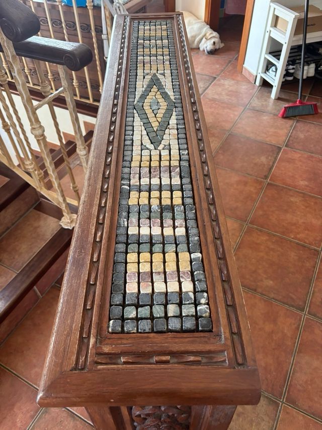 Mueble artesanal madera tallada mosaico