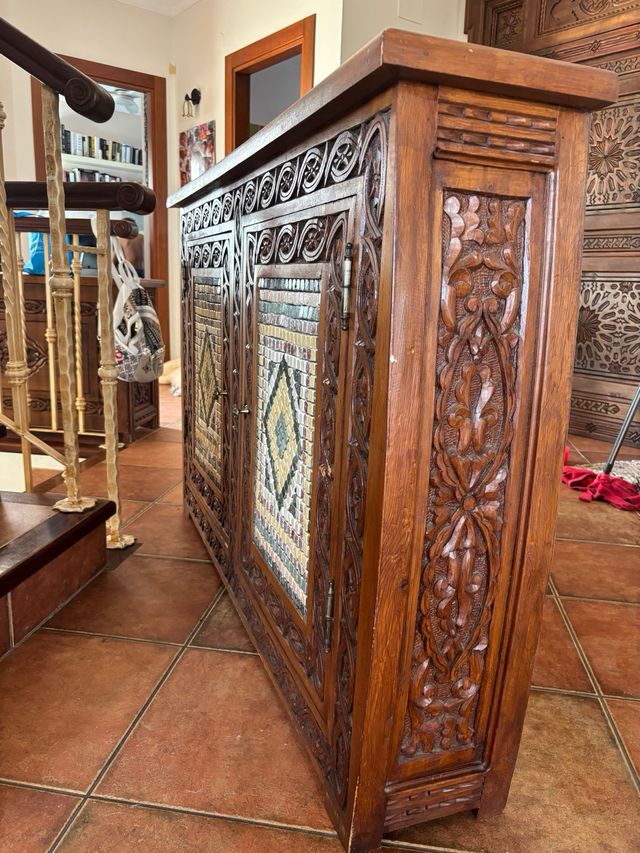 Mueble artesanal madera tallada mosaico