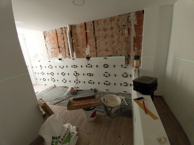 Algo cocina de buena calidad y baño y también font