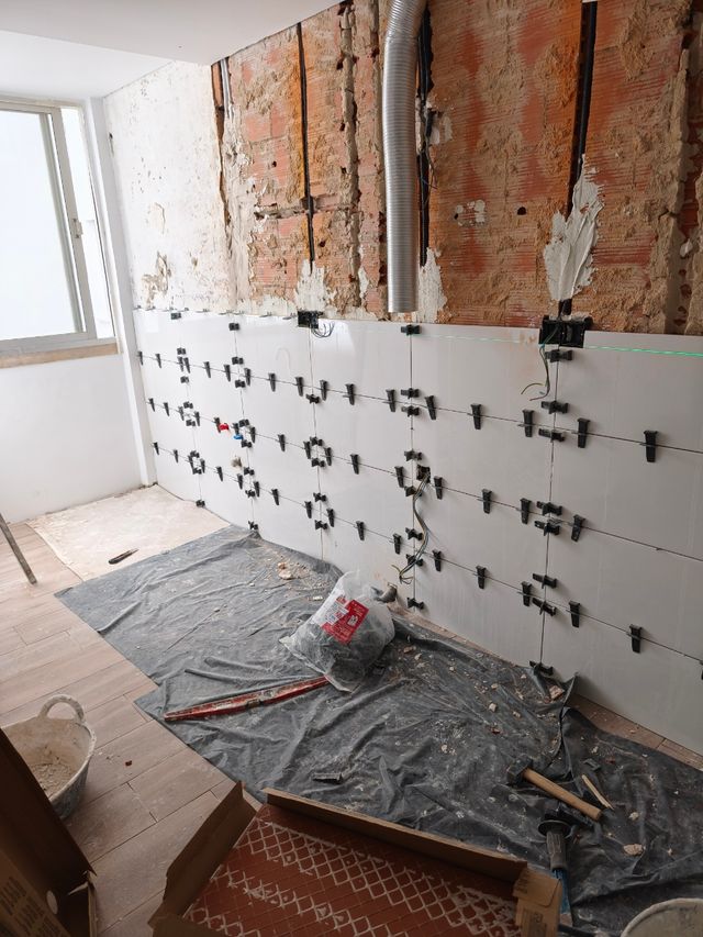 Algo cocina de buena calidad y baño y también font