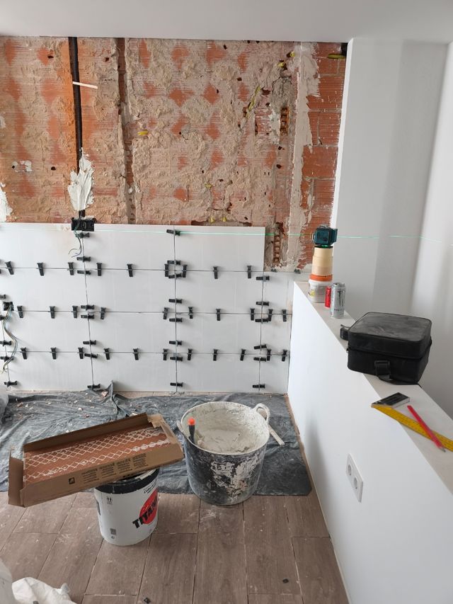 Algo cocina de buena calidad y baño y también font