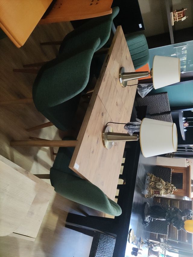 Mesa Nueva de Comedor Extensible, 4 Sillas, 1 banc