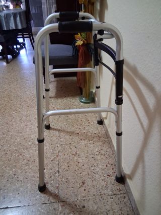 Andador plegable.