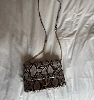 Bolso bandolera serpiente beige-negro nuevo.