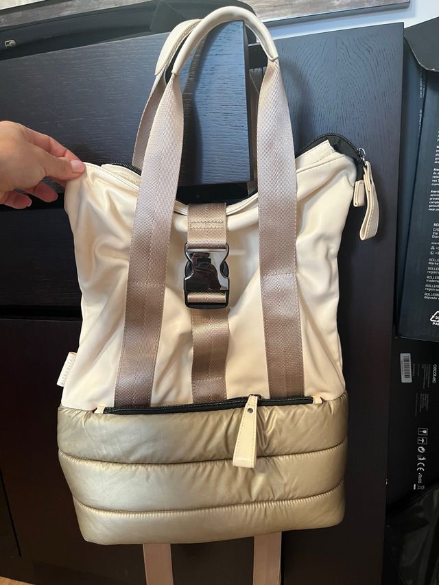 Bolso mochila beige y dorado de Hispanitas