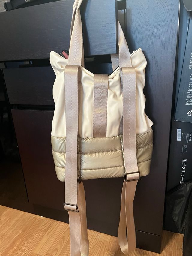 Bolso mochila beige y dorado de Hispanitas