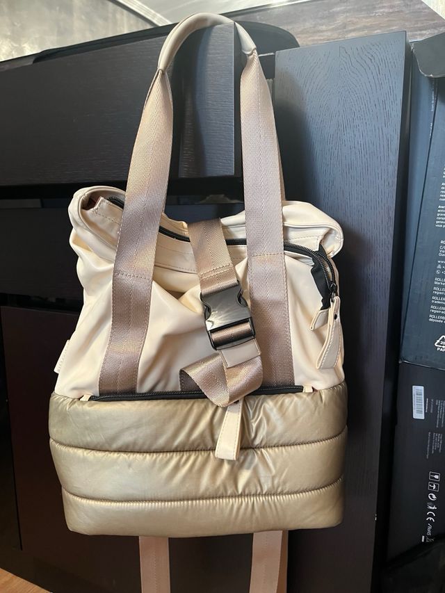 Bolso mochila beige y dorado de Hispanitas