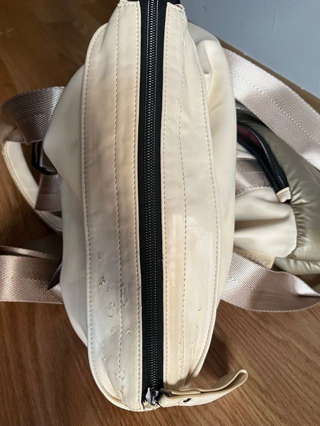 Bolso mochila beige y dorado de Hispanitas