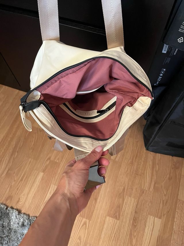 Bolso mochila beige y dorado de Hispanitas