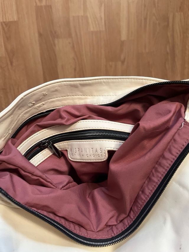 Bolso mochila beige y dorado de Hispanitas