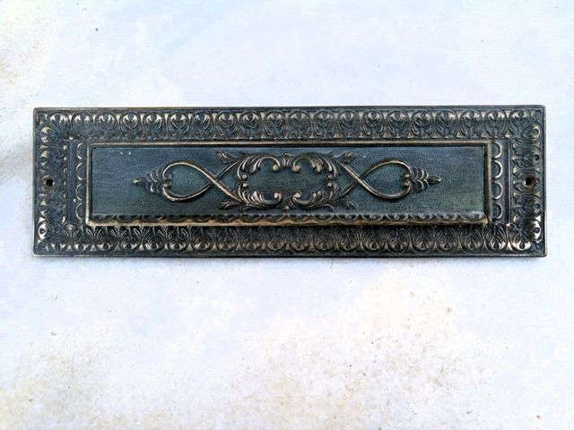 Antiguo bocacartas de bronce