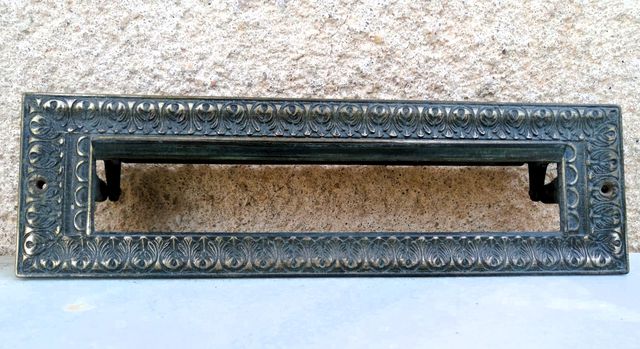 Antiguo bocacartas de bronce