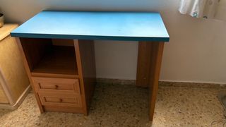 Escritorio infantil azul y marrón