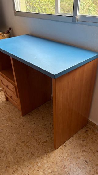 Escritorio infantil azul y marrón