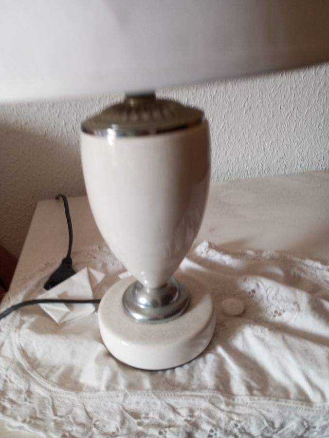 Lampara sobremesa porcelana beige