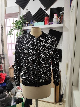 Chaqueta negra con brillos