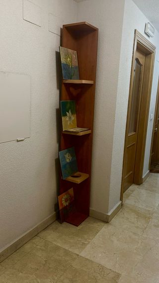 Estantería de madera marrón con baldas