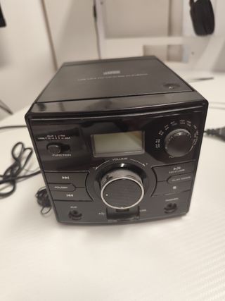 Minicadena negra con CD y radio