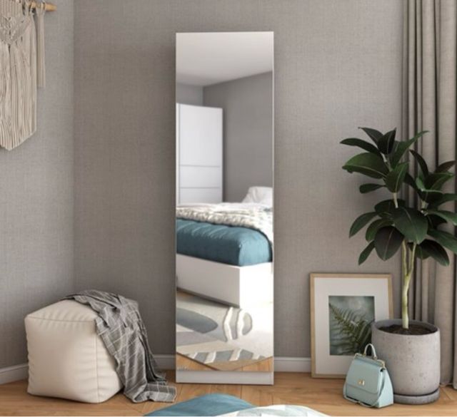 Zapatero blanco con espejo de cuerpo entero