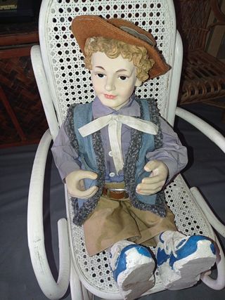 Muñeco antiguo de resina.