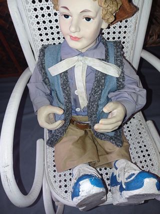Muñeco antiguo de resina.
