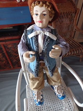 Muñeco antiguo de resina.