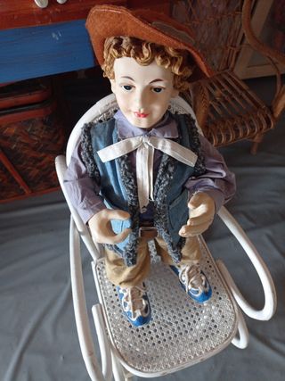 Muñeco antiguo de resina.