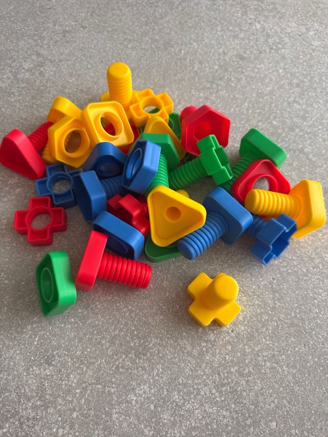 Tuercas y tornillos infantiles