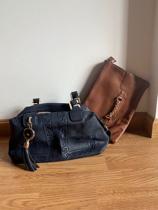 Bolso bandolera azul marino y cartera marrón