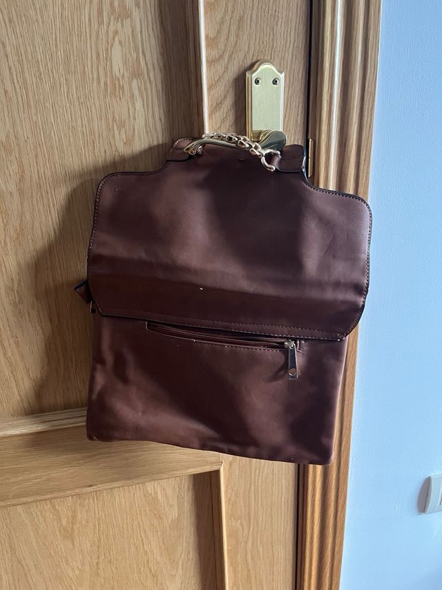 Bolso bandolera azul marino y cartera marrón