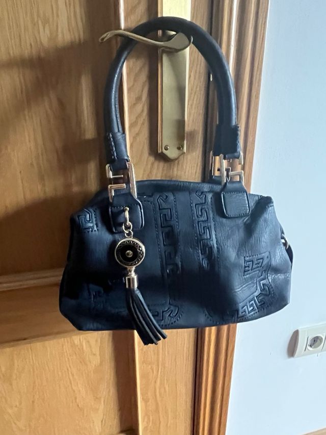 Bolso bandolera azul marino y cartera marrón