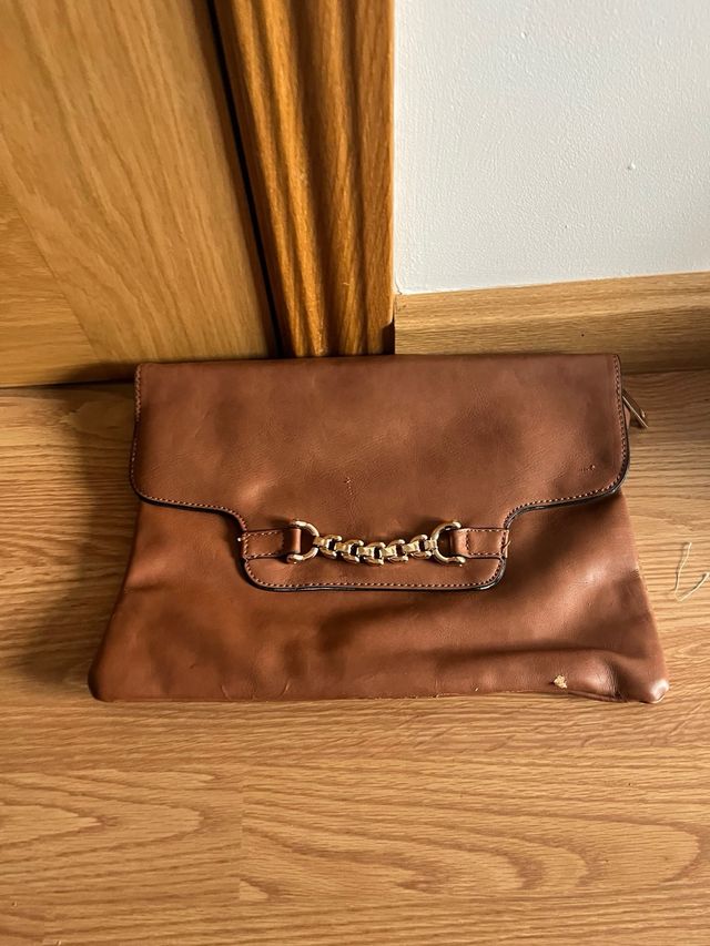 Bolso bandolera azul marino y cartera marrón